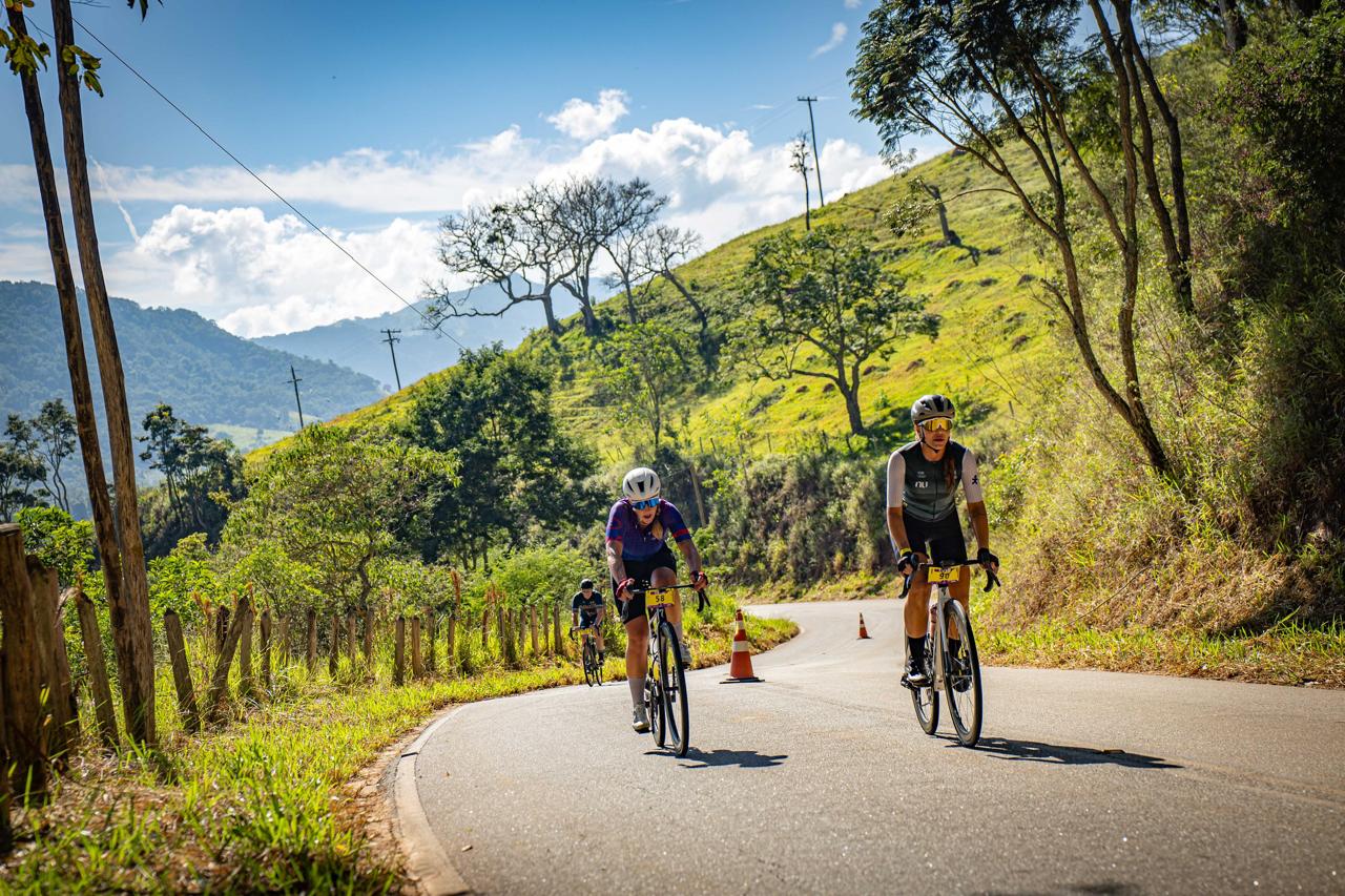Prova de ciclismo inspirada no Tour de France reúne atletas e exige preparo em percurso de até 110 km com altimetria elevada