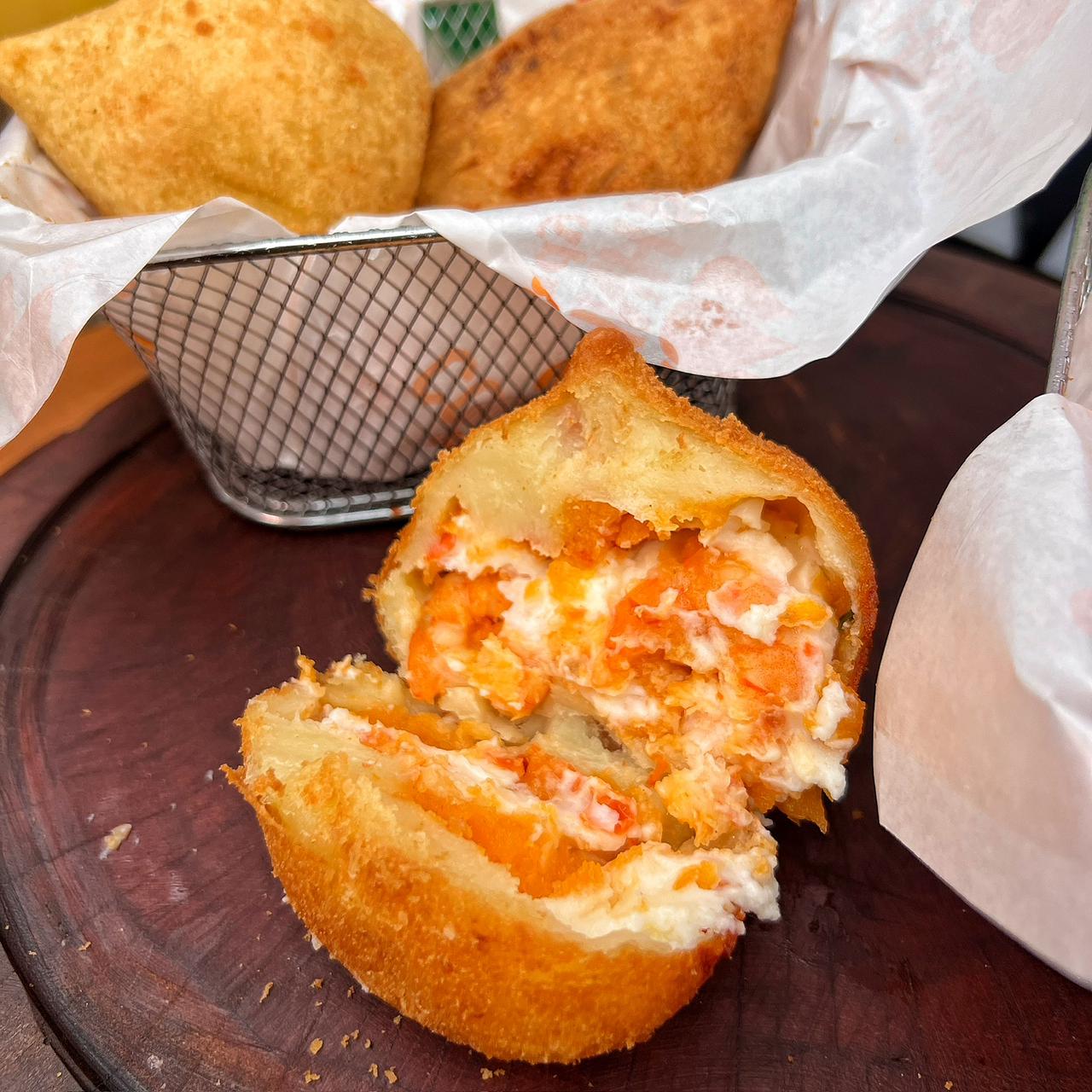Coxinha de bacalhau e esfiha de salmão viram febre na Semana Santa
