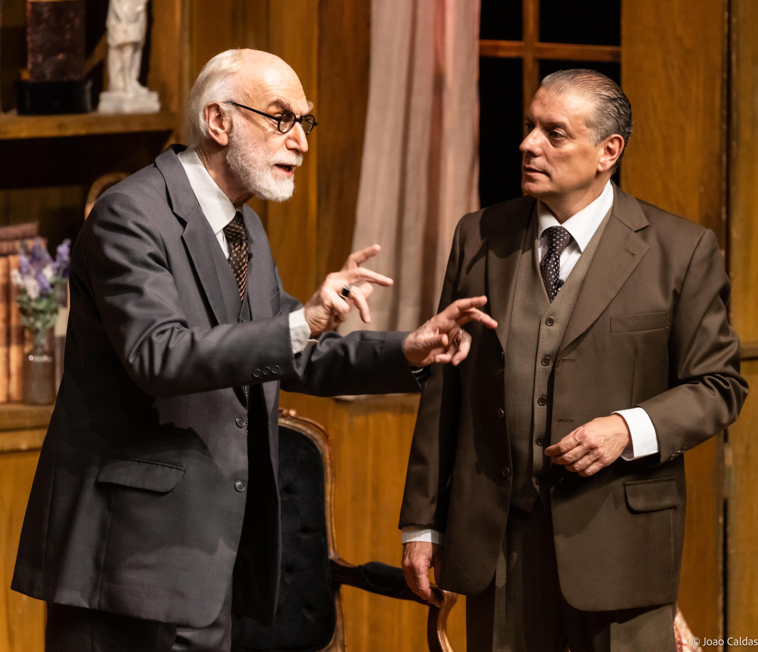 Ingressos para “A Última Sessão de Freud” já estão à venda; espetáculo será apresentado de 29 a 31 de maio no Teatro Municipal de Rio Preto