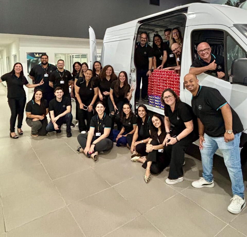 Voluntários da Rodobens distribuem caixas de bombons