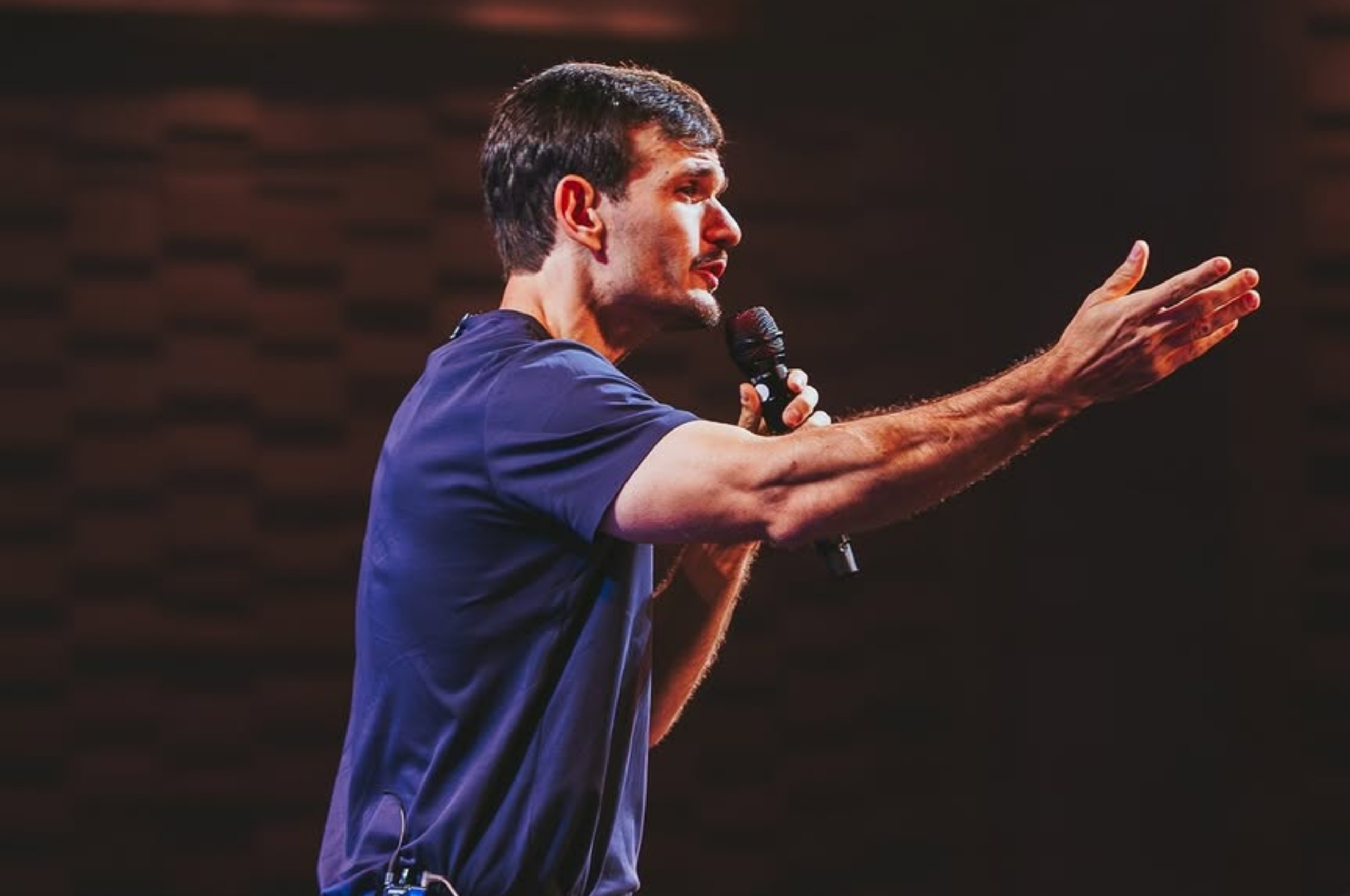 Padre Patrick apresenta o espetáculo “Pecado É Não Rir” em Rio Preto no dia 12 de dezembro, no Teatro Paulo Moura.