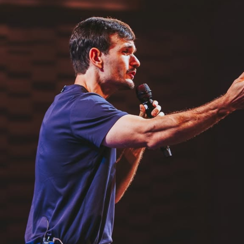 Padre Patrick apresenta o espetáculo “Pecado É Não Rir” em Rio Preto no dia 12 de dezembro, no Teatro Paulo Moura.