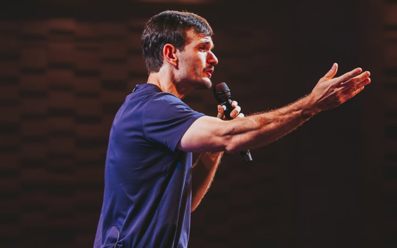 Padre Patrick apresenta o espetáculo “Pecado É Não Rir” em Rio Preto no dia 12 de dezembro, no Teatro Paulo Moura.