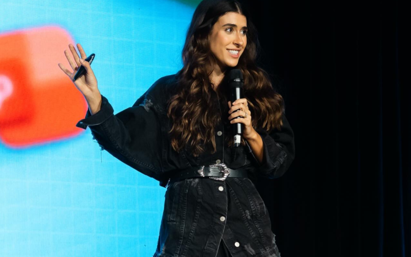 Luana Zucoloto se apresenta no Teatro Paulo Moura, em Rio Preto, no dia 10 de outubro, com  “Esse Show Poderia Ser um E-mail”