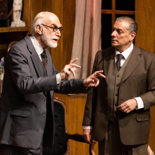 Ingressos para “A Última Sessão de Freud” já estão à venda; espetáculo será apresentado de 29 a 31 de maio no Teatro Municipal de Rio Preto