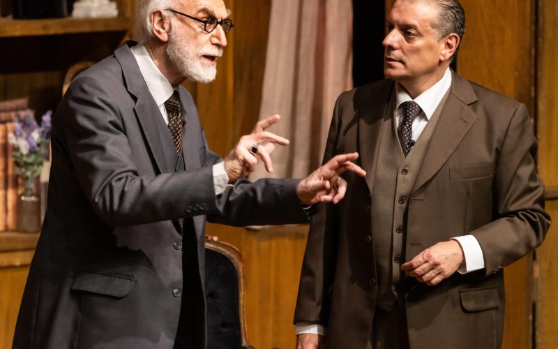 Ingressos para “A Última Sessão de Freud” já estão à venda; espetáculo será apresentado de 29 a 31 de maio no Teatro Municipal de Rio Preto