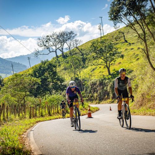 Prova de ciclismo inspirada no Tour de France reúne atletas e exige preparo em percurso de até 110 km com altimetria elevada