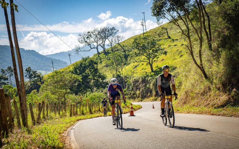 Prova de ciclismo inspirada no Tour de France reúne atletas e exige preparo em percurso de até 110 km com altimetria elevada
