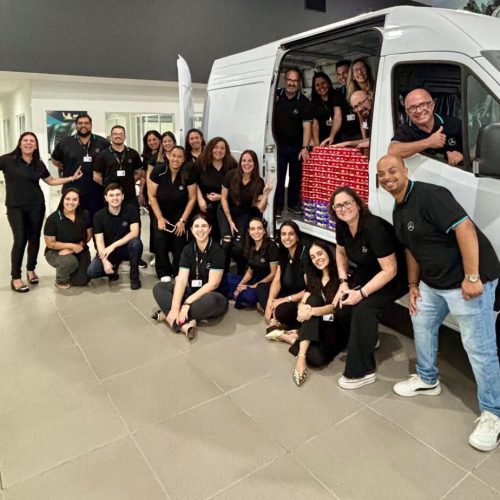 Voluntários da Rodobens distribuem caixas de bombons