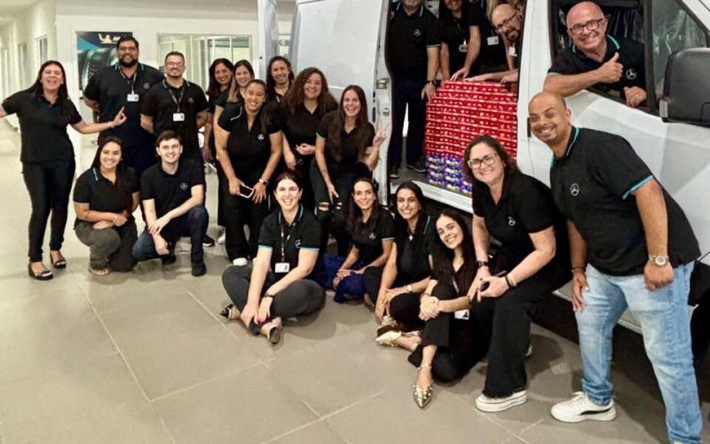 Voluntários da Rodobens distribuem caixas de bombons