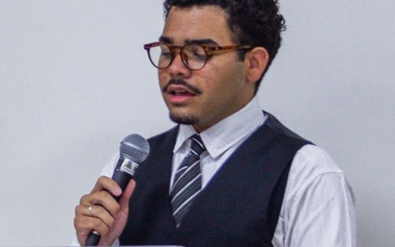 Jovem de escola pública lança livro aos 18 anos, após projeto da Justiça em Rio Preto