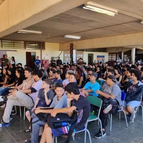 Escola zera vandalismo e ganha 150 alunos após mudança dentro da sala de aula em Rio Preto